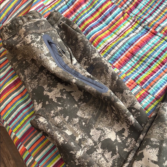 Sale $40 Nike tech fleece size medium slim fit tapered leg,  Camouflage nwt - Picture 15 of 16